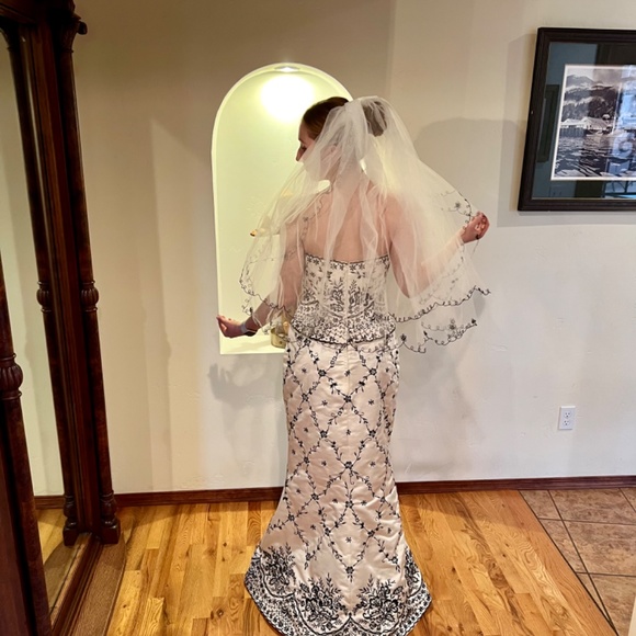 Black and white embroidered wedding dress - Picture 11 of 14
